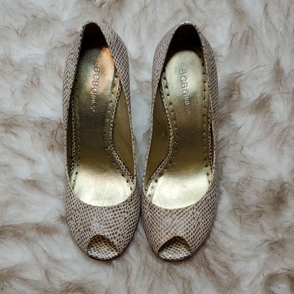 BCBG sparkle nude/tan pumps